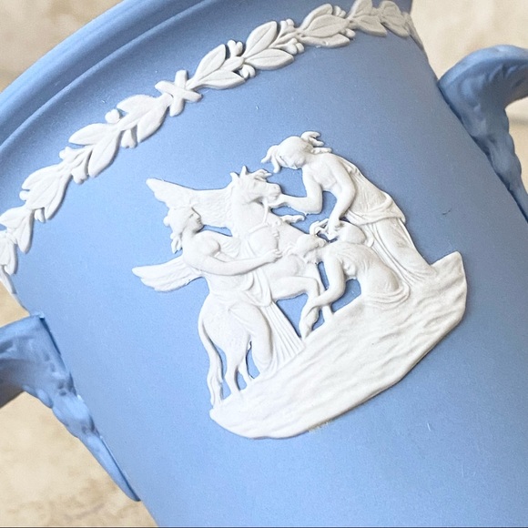 Vintage WEDGWOOD Blue Jasperware Pegasus NeoClassical 6” Vase - Picture 12 of 13